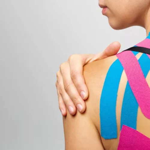 Kinesio-Taping auf Nacken und Schulter